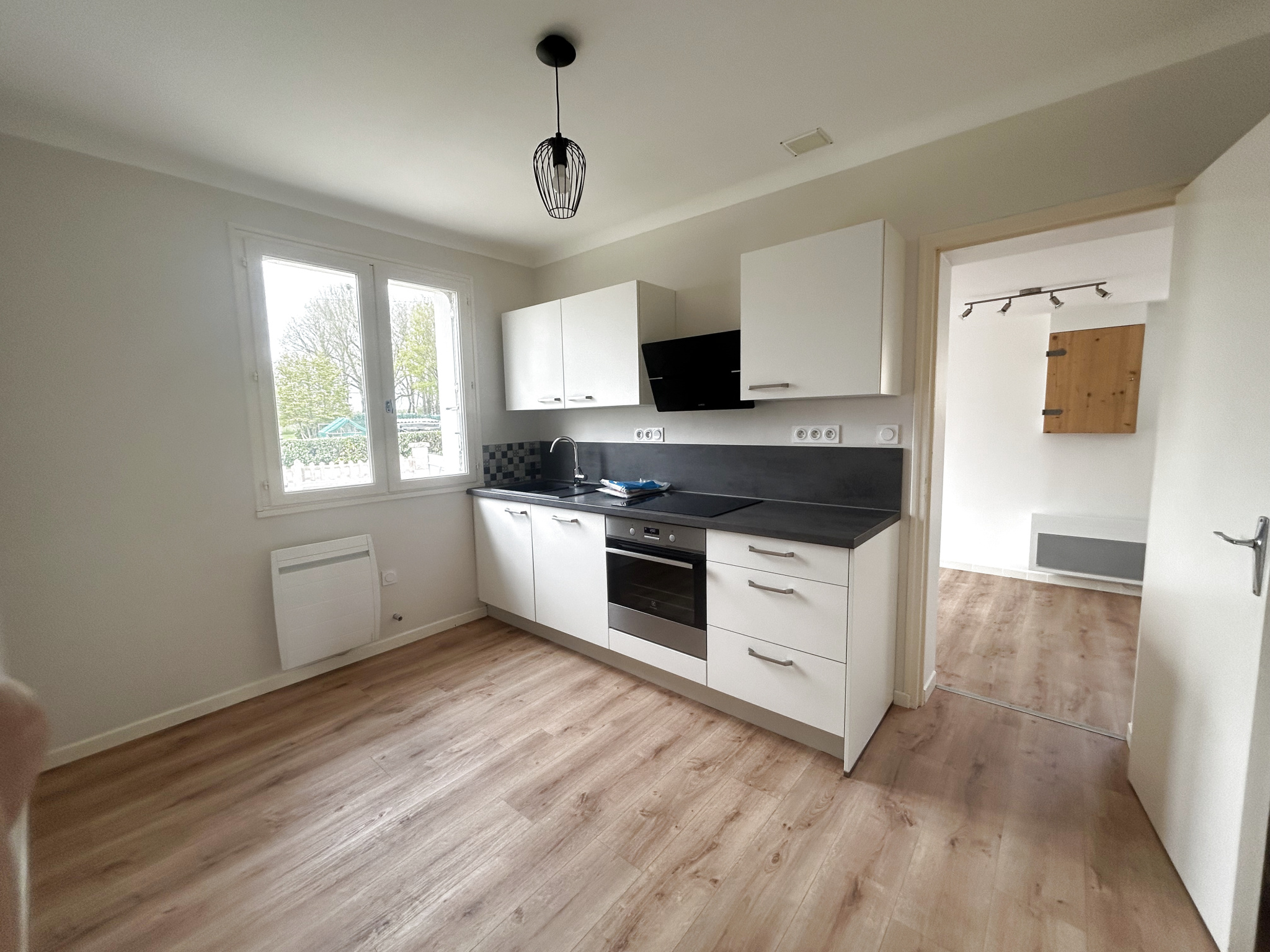 Maison plain-pied rénovée 90 m2   3 chambres   jardin clos